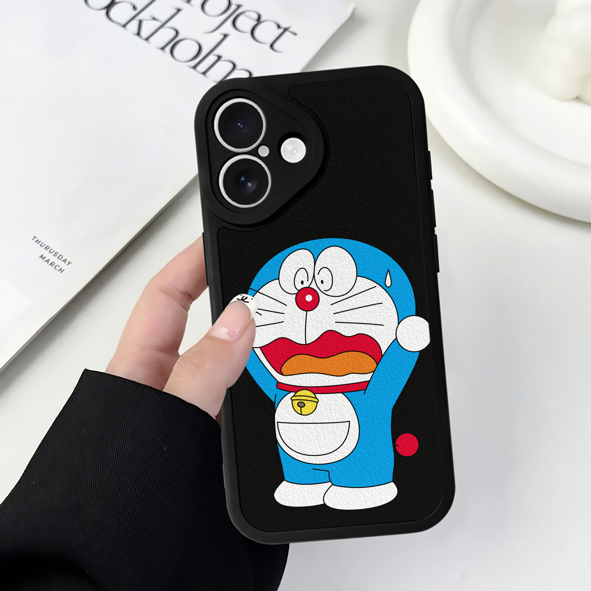 （画像用） ドラえもん Doraemon 【iPhone 16シリーズ対応】シリコンスマホケース（レザー調） 材質：シリコン